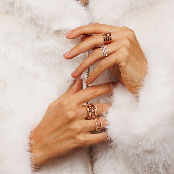 Photographie de bijoux : bagues sur modèle