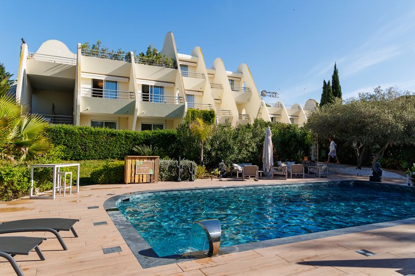 Photo d’une piscine d’hôtel rénovée à la Grande Motte